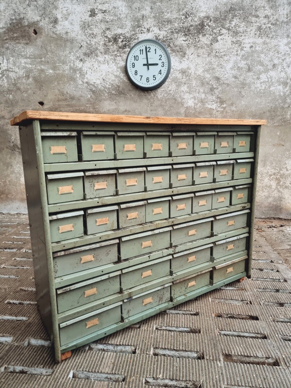 Commode industrielle vert olive