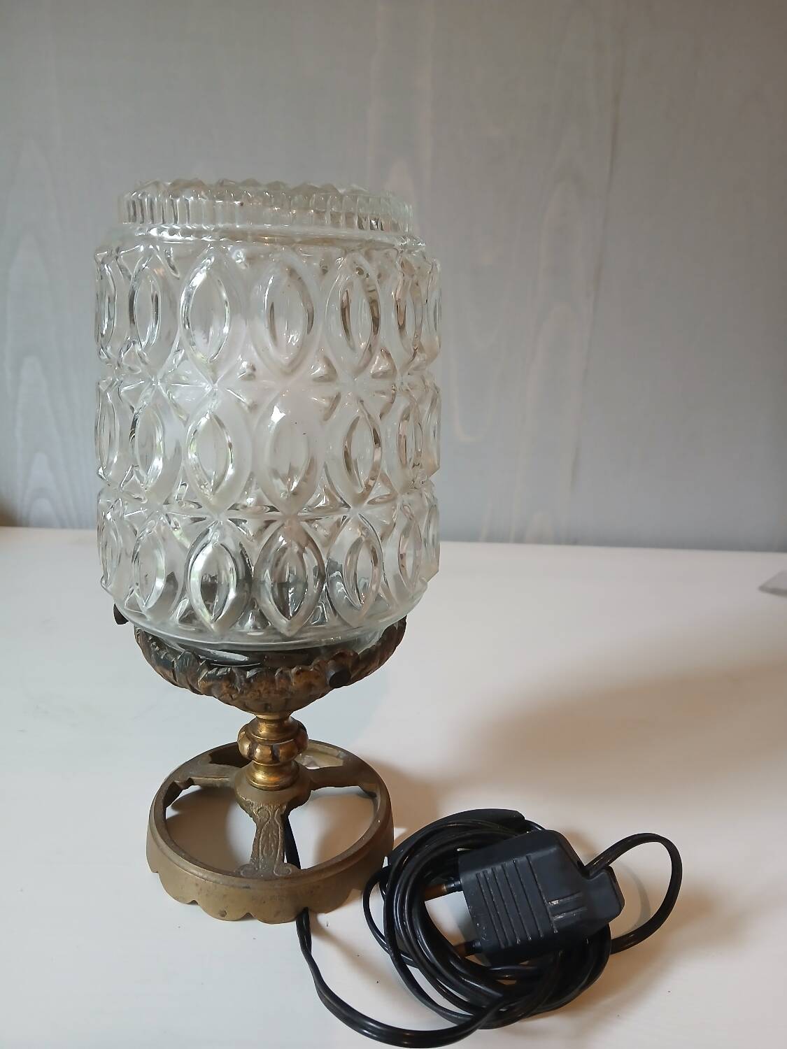 Vintage bedside lamp in molded glass and gold metal – 60s/70s