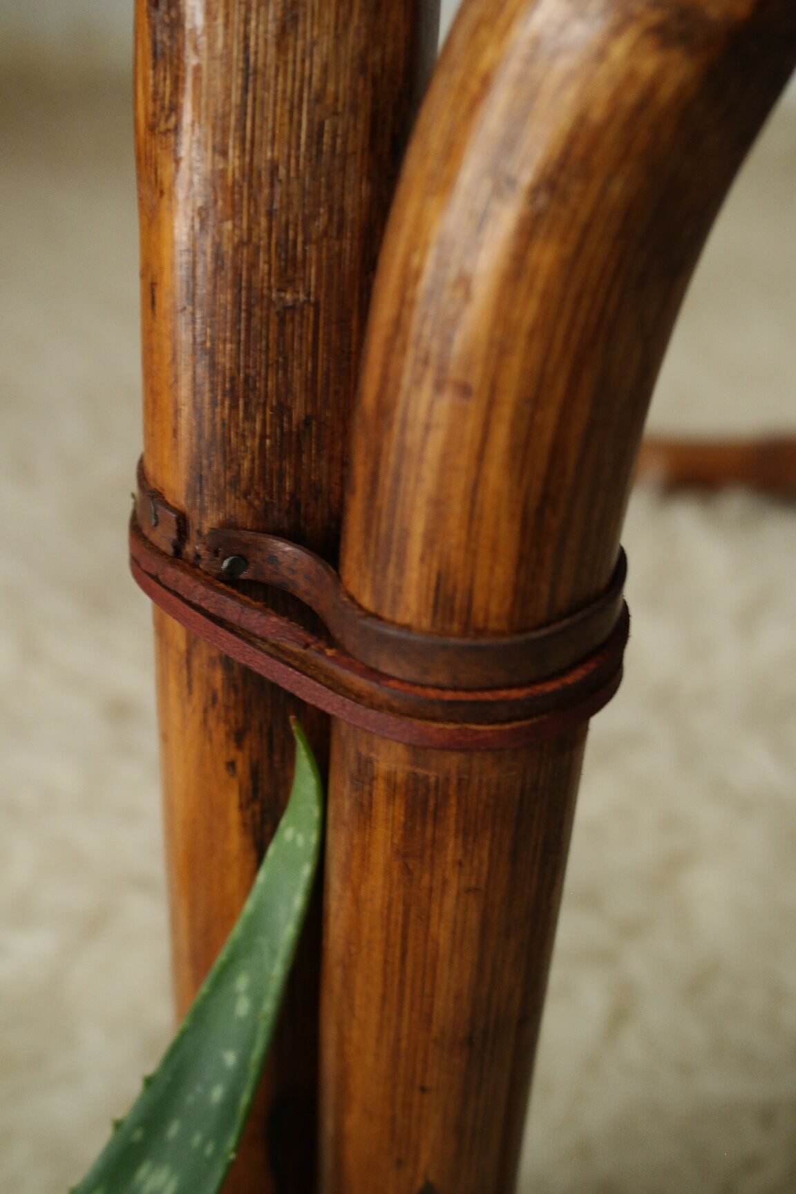Table basse en bambou et verre fumé vintage