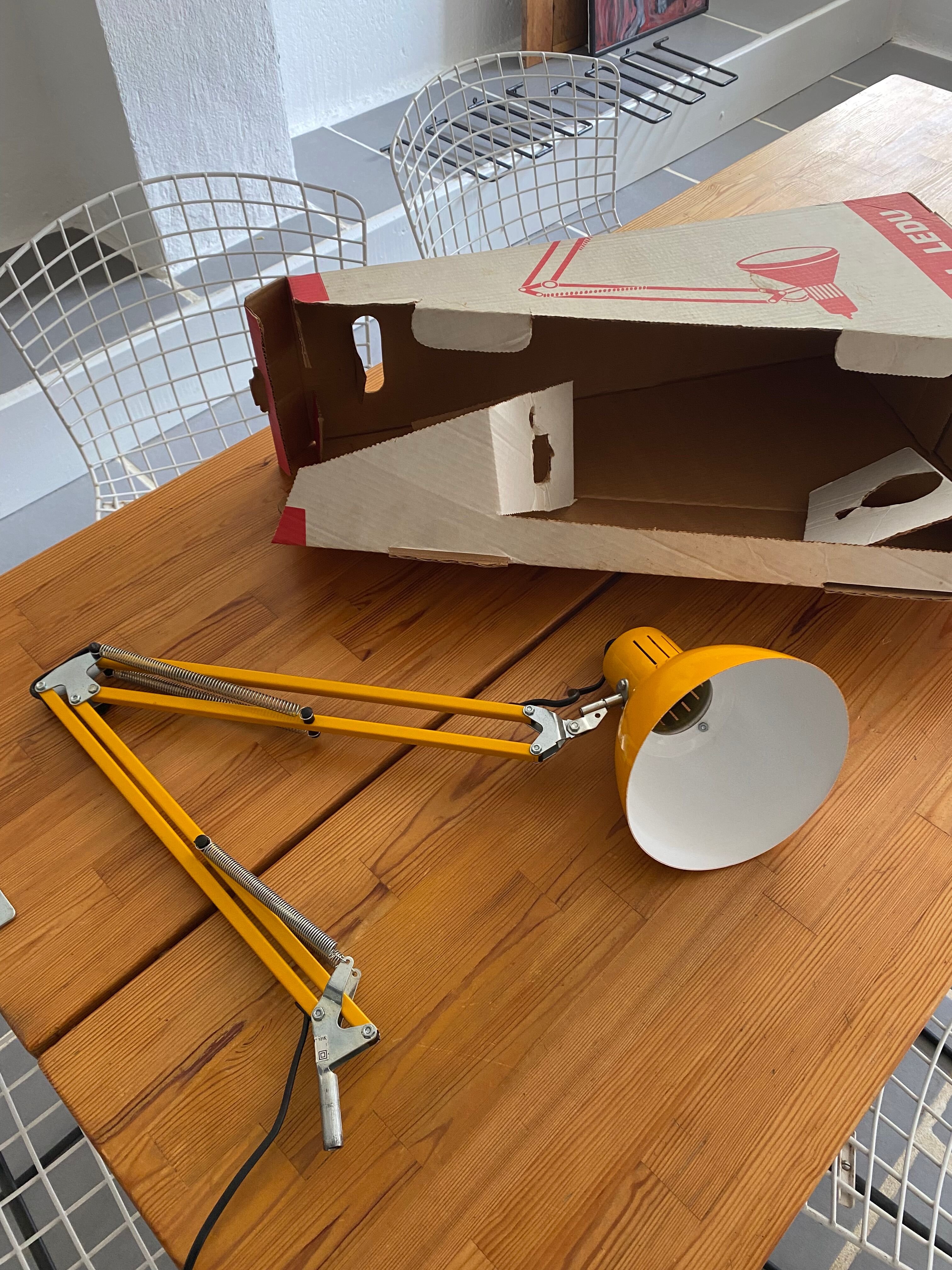 Lampe de bureau suédoise Ledu design