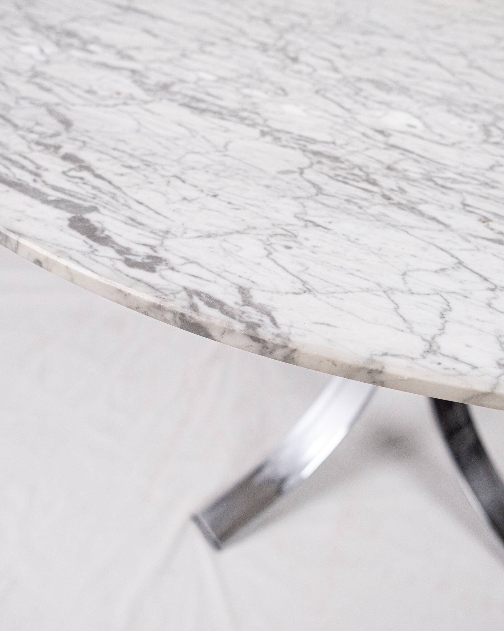 Round marble dining table, made in France, 1970-80.