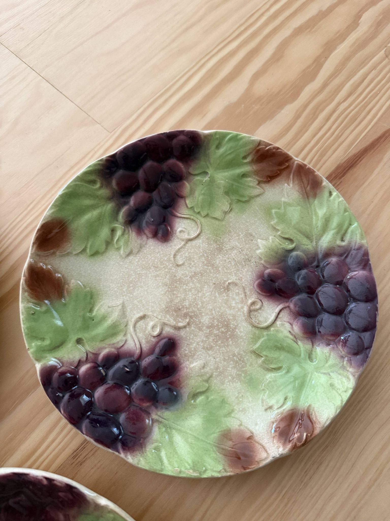 Assiettes en barbotine raisins