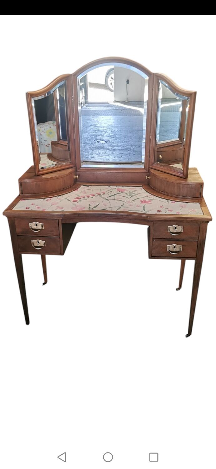 Dressing table with a triptych mirror