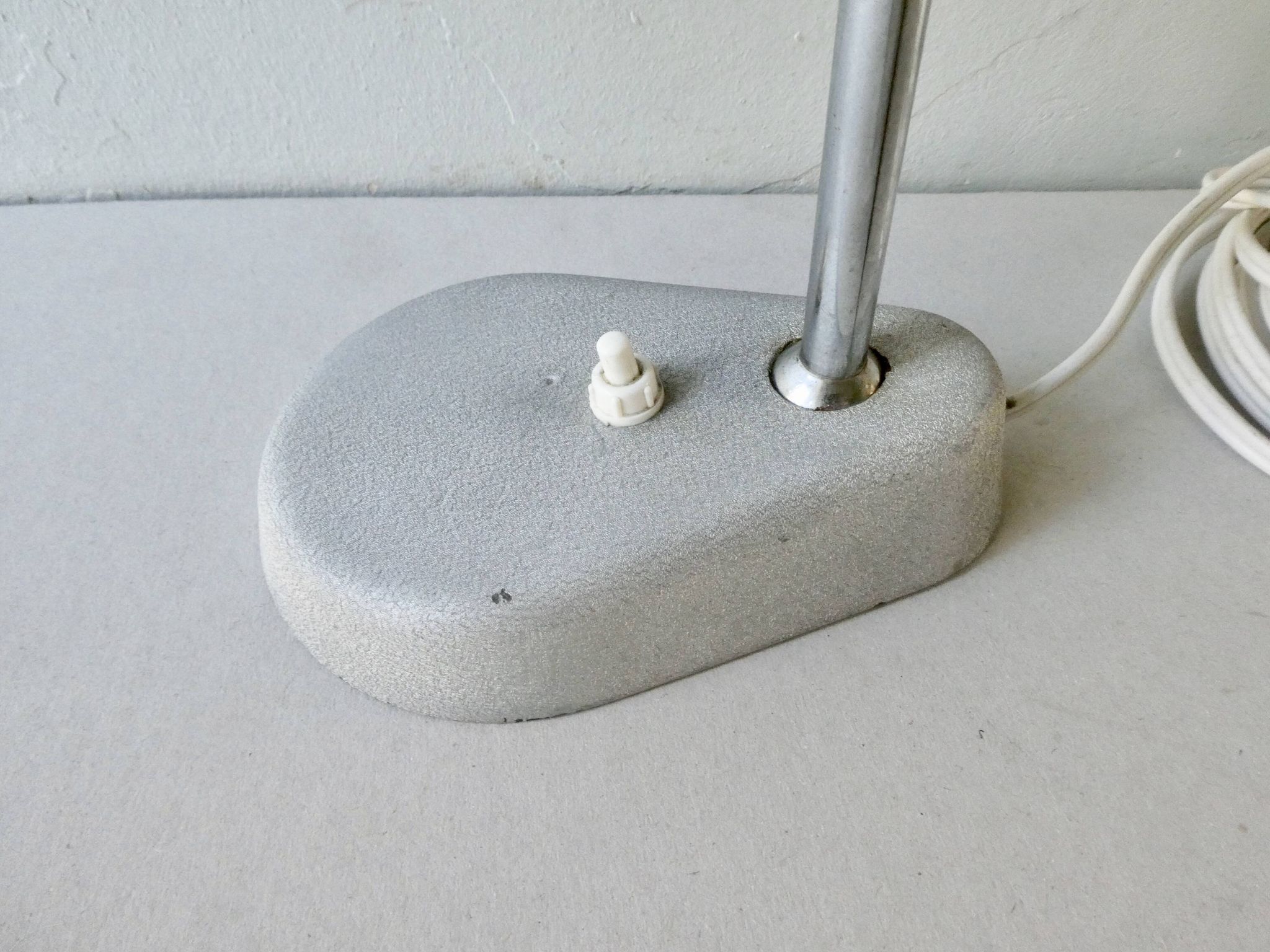 Lampe articulée Aluminor,  en métal gris clair des années 50