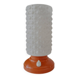 Vintage tafellamp met oranje kunststof voet en glazen kapje uit de jaren 60