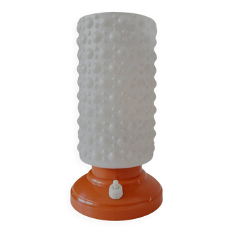 Vintage tafellamp met oranje kunststof voet en glazen kapje uit de jaren 60