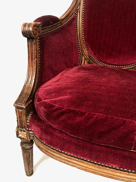 Bergère de style louis xvi garnie de velours rouge sombre, début xixe