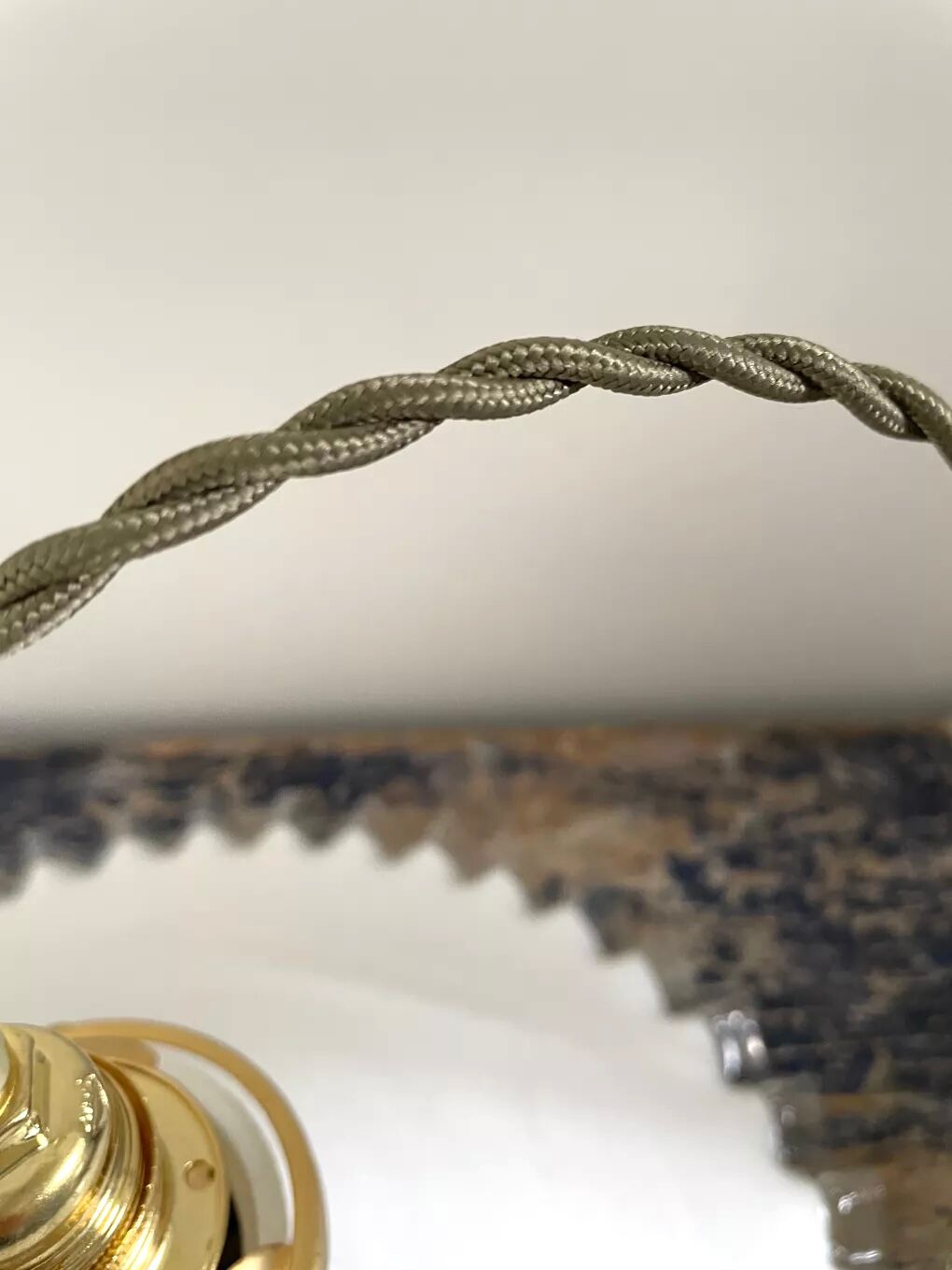 Set of two white opaline suspensions