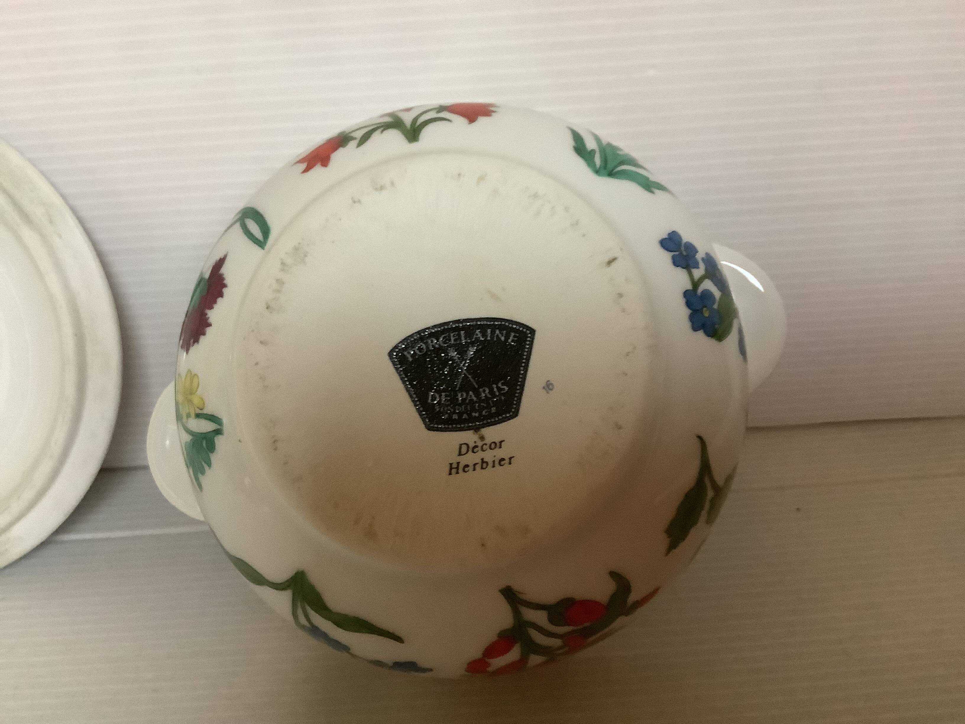 Paire de cassolettes avec couvercles en porcelaine de Paris