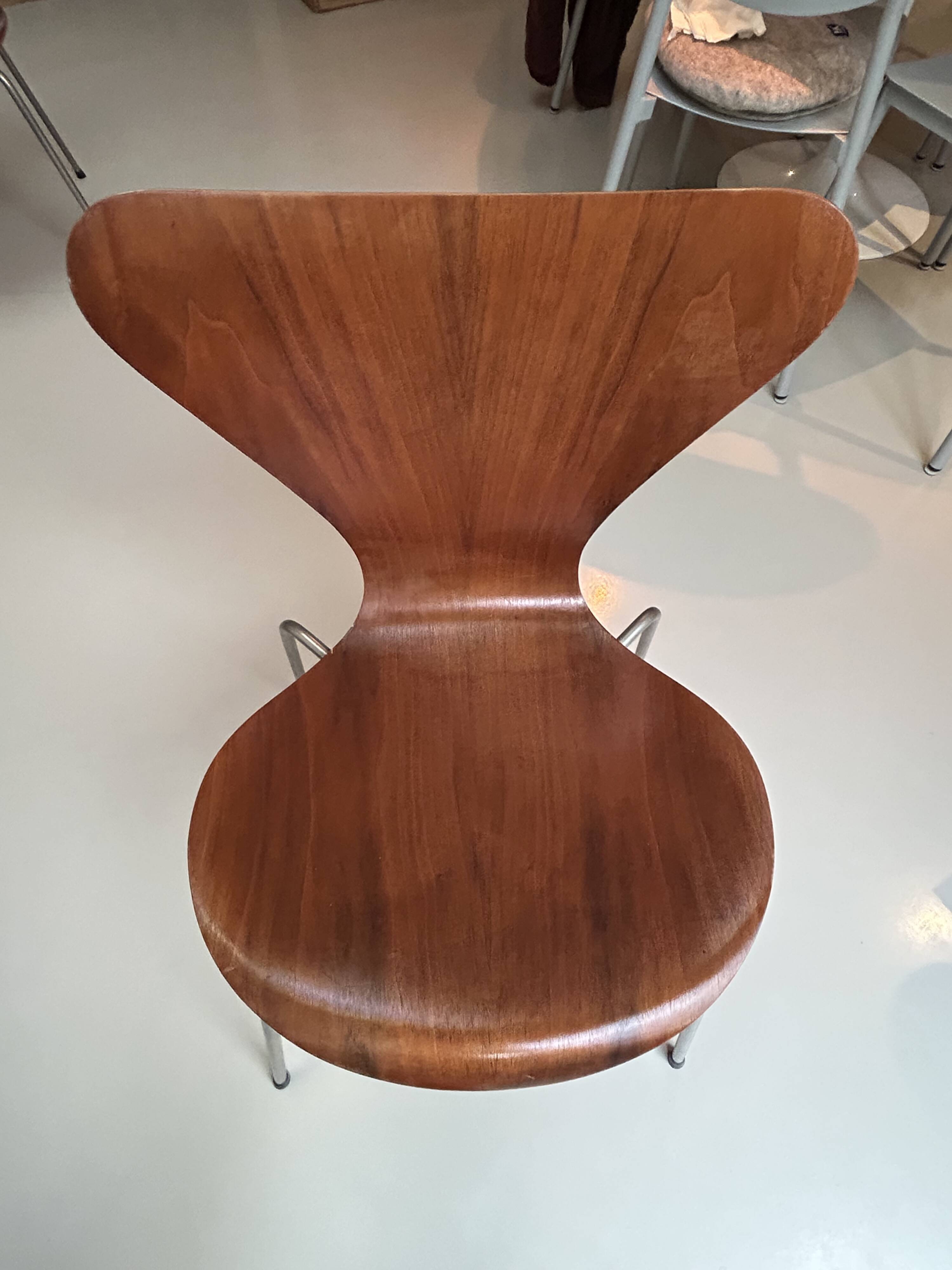 Set of two Franz Hensen series 7 (3107) Arne Jacobsen vintage chairs.