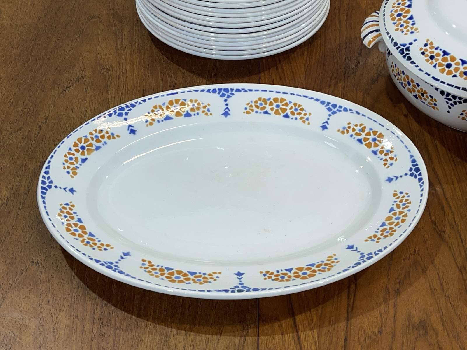 Saint Amand dinner service from the 1950s - 29 pieces.