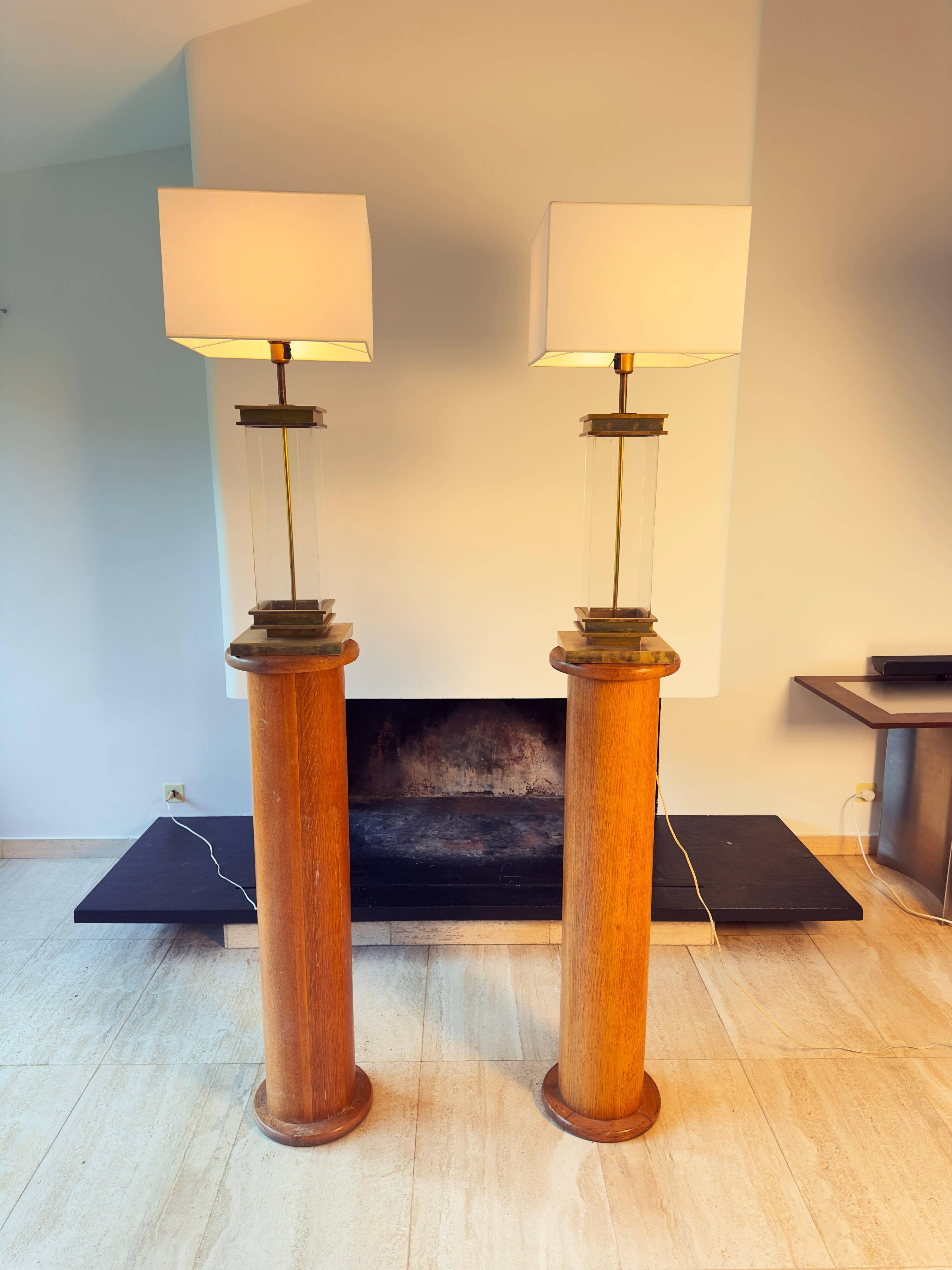 Pair of Monumental Floor Lamps in Plexiglass and Bronze, Italy, 1970s