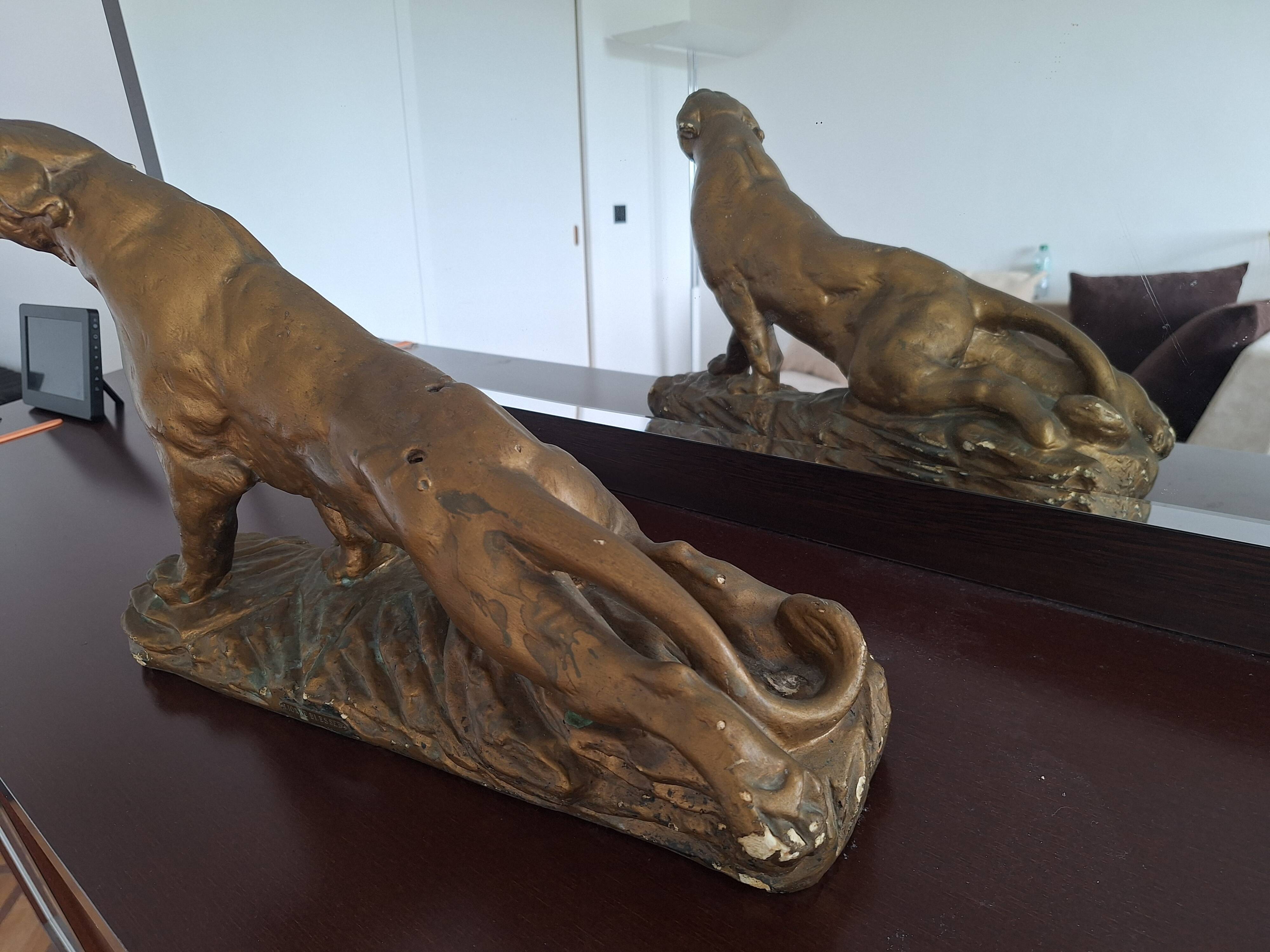 Sculpture Lionne blessée signé Valton