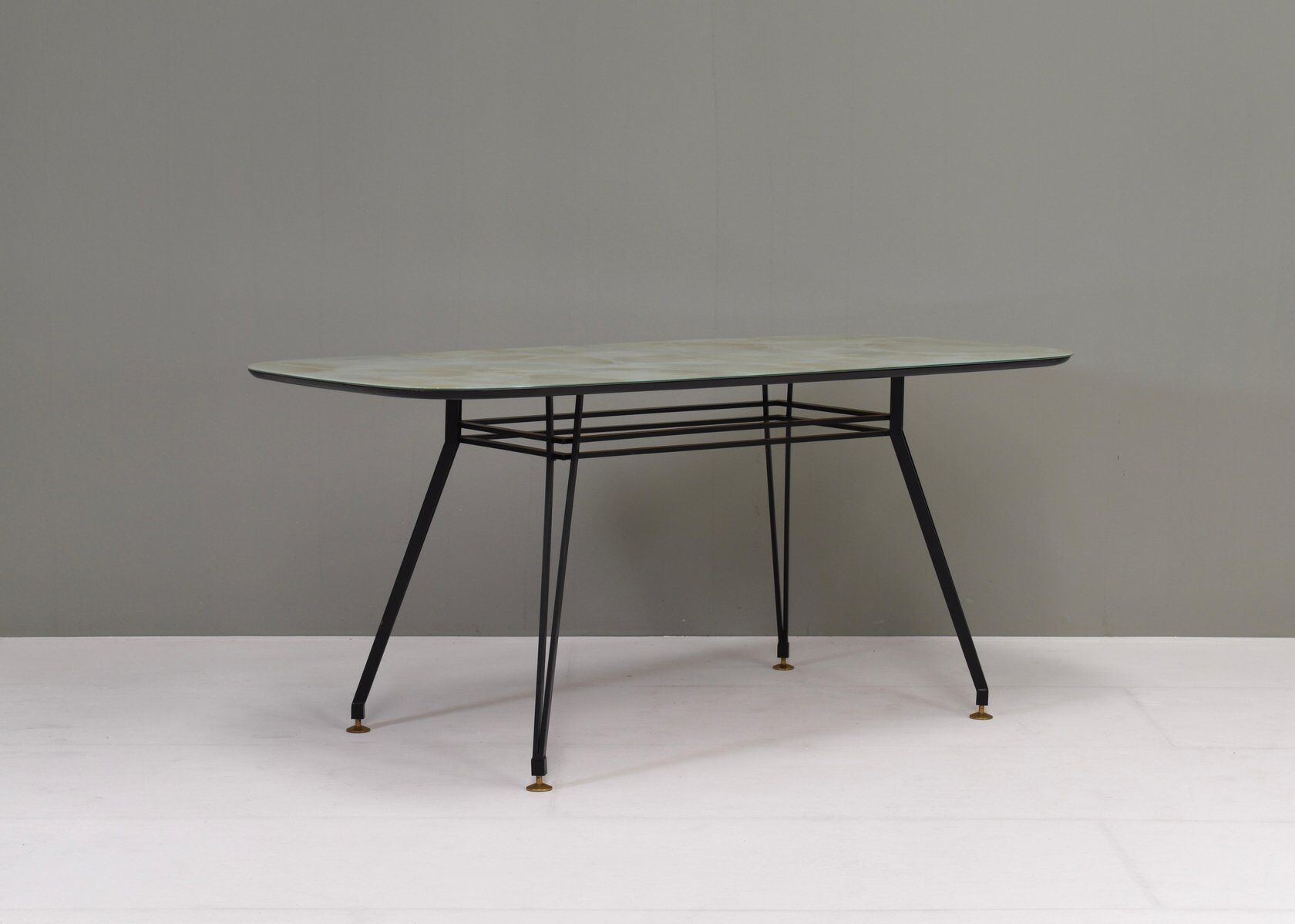 Table à manger italienne avec base en métal et plateau en verre et laiton, années 1950.