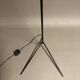 Lampadaire tripode en métal noir