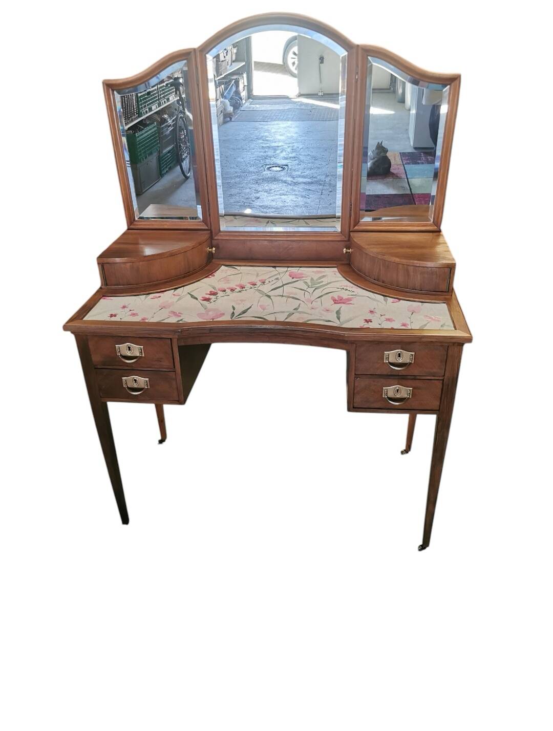 Dressing table with a triptych mirror