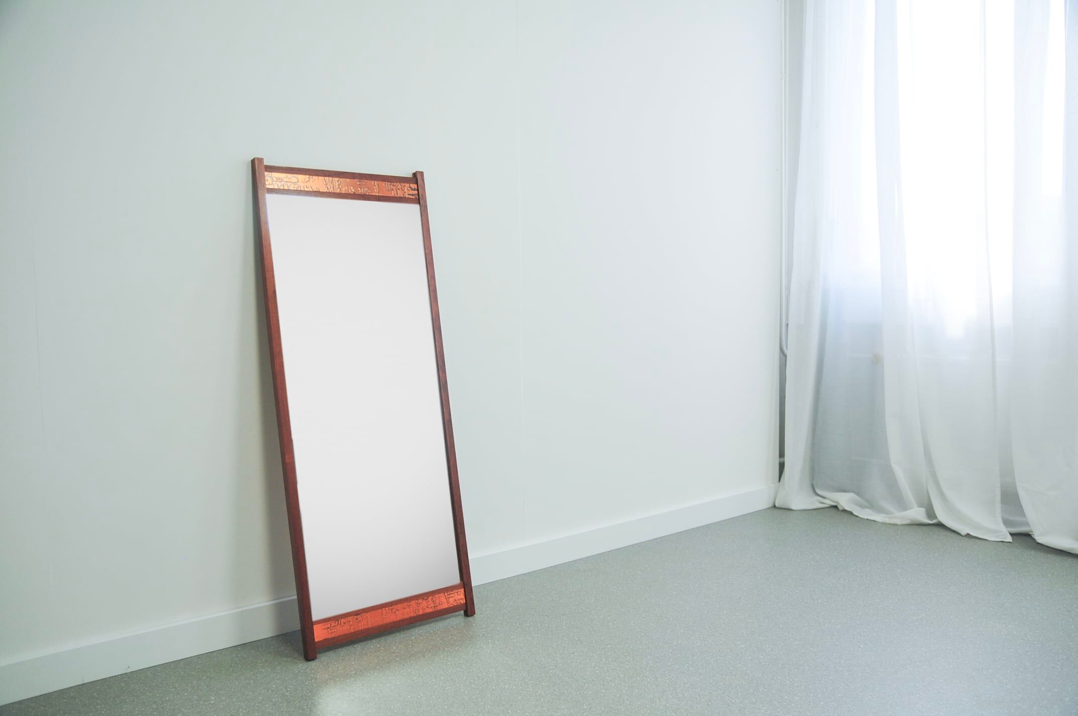 Miroir en teck avec bande en relief en cuivre