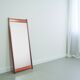 Miroir en teck avec bande en relief en cuivre