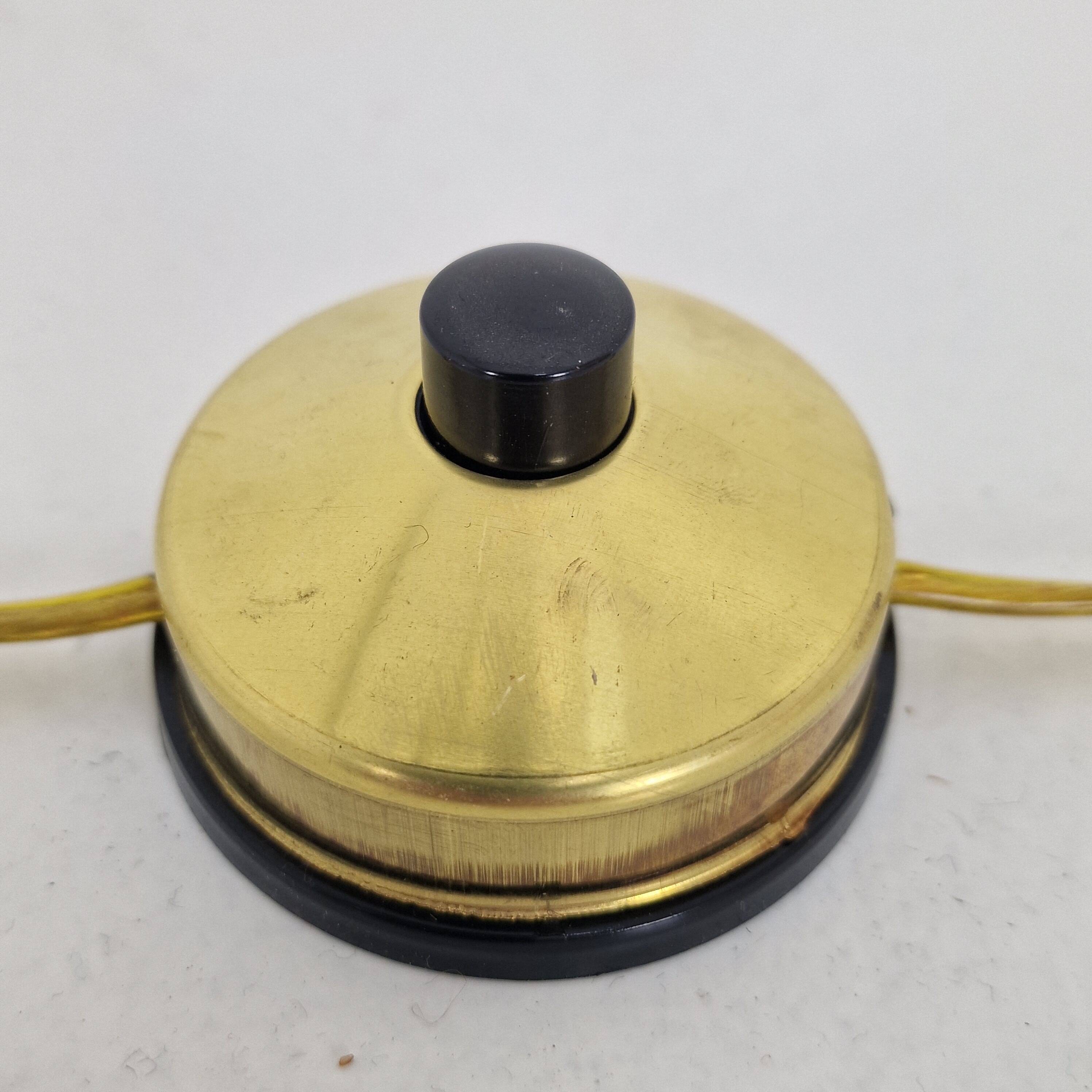 Lampadaire trépied en verre opalin et laiton, Italie, années 1950