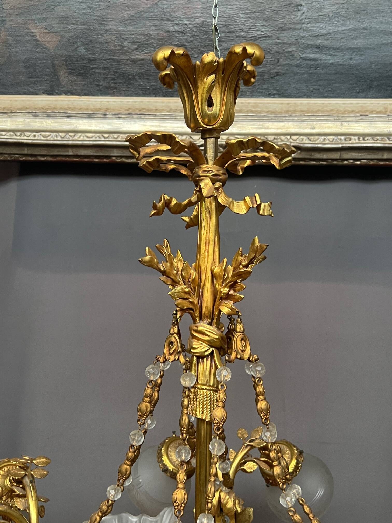 Golden bronze chandelier in Louis XVI style. 12 light points.