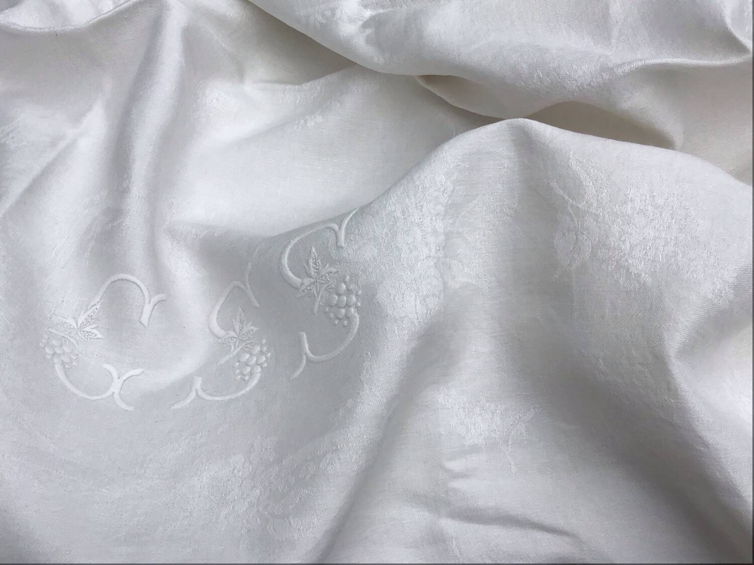 Nappe vintage blanche aux lilas, monogrammée  GSS