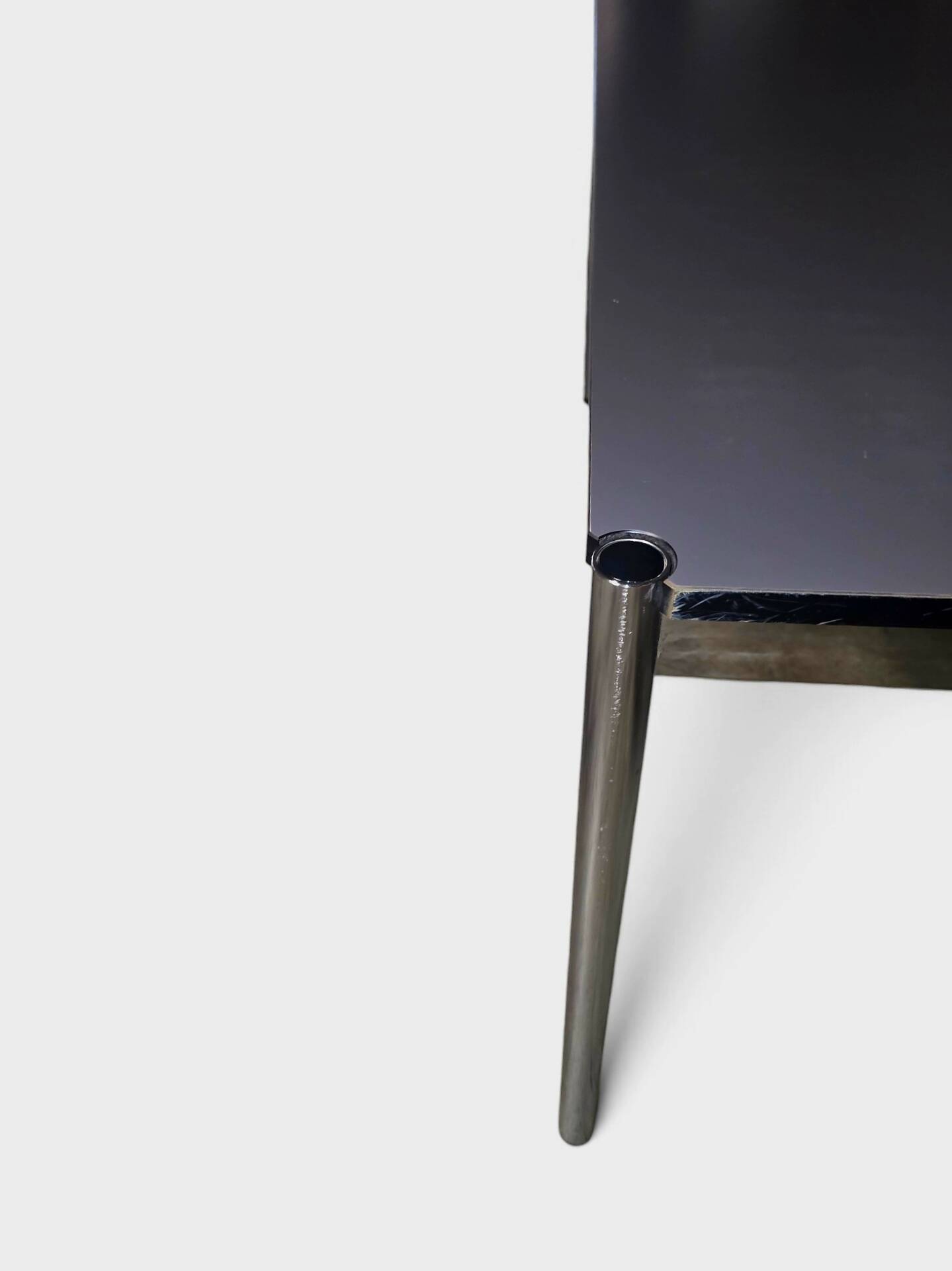Table USM Haller gris anthracite – design suisse iconique