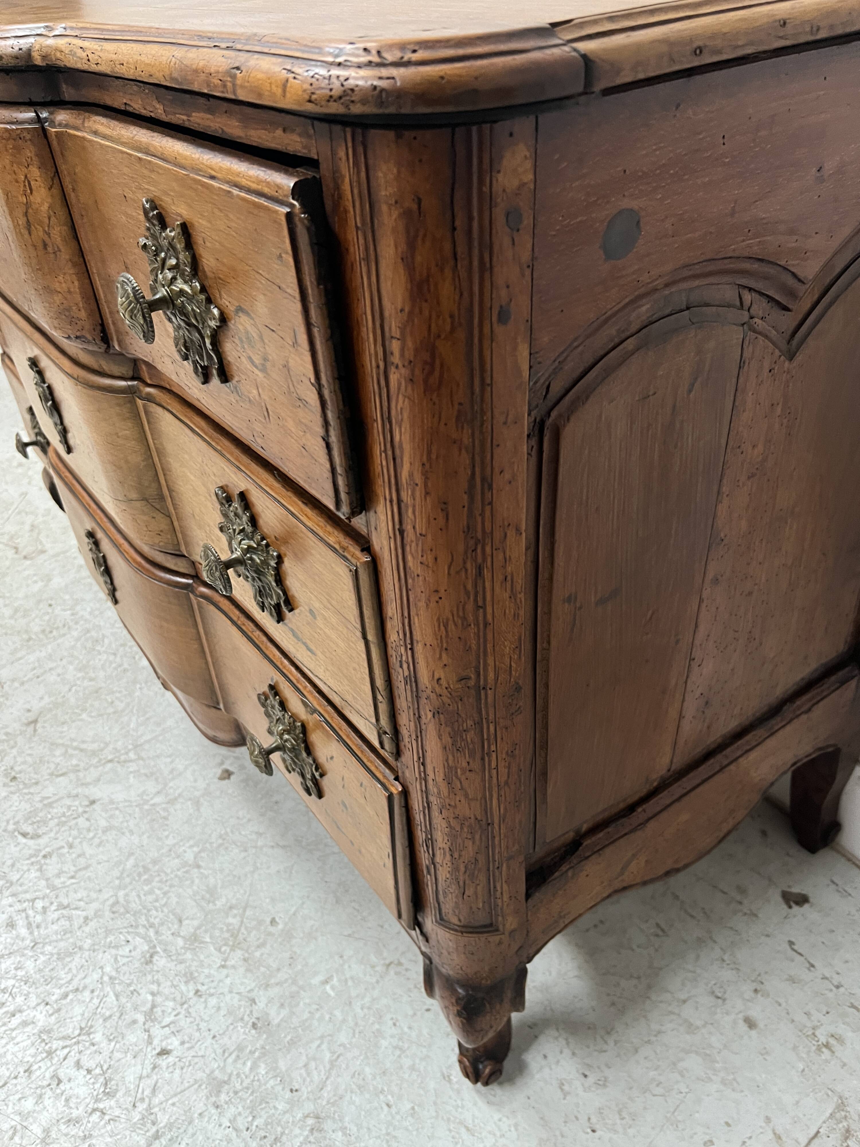 Louis XV commode with three drawers in solid walnut, 18th century