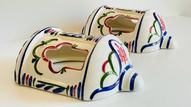 2 Vintage ceramic wall lights