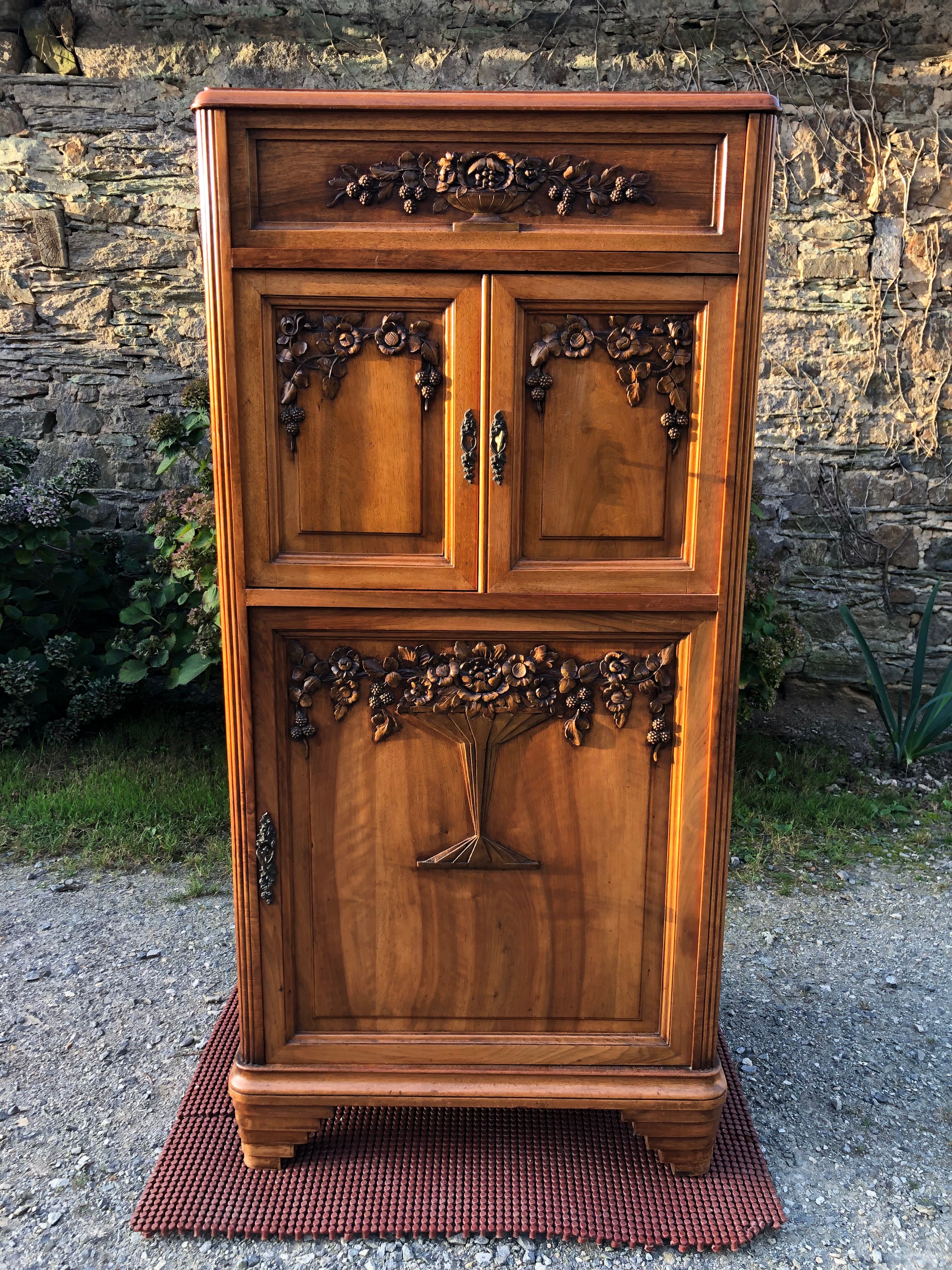 Buffet Art déco meuble bar en noyer massif à 3 portes et 1 faux tiroirs basculant richement sculpté.