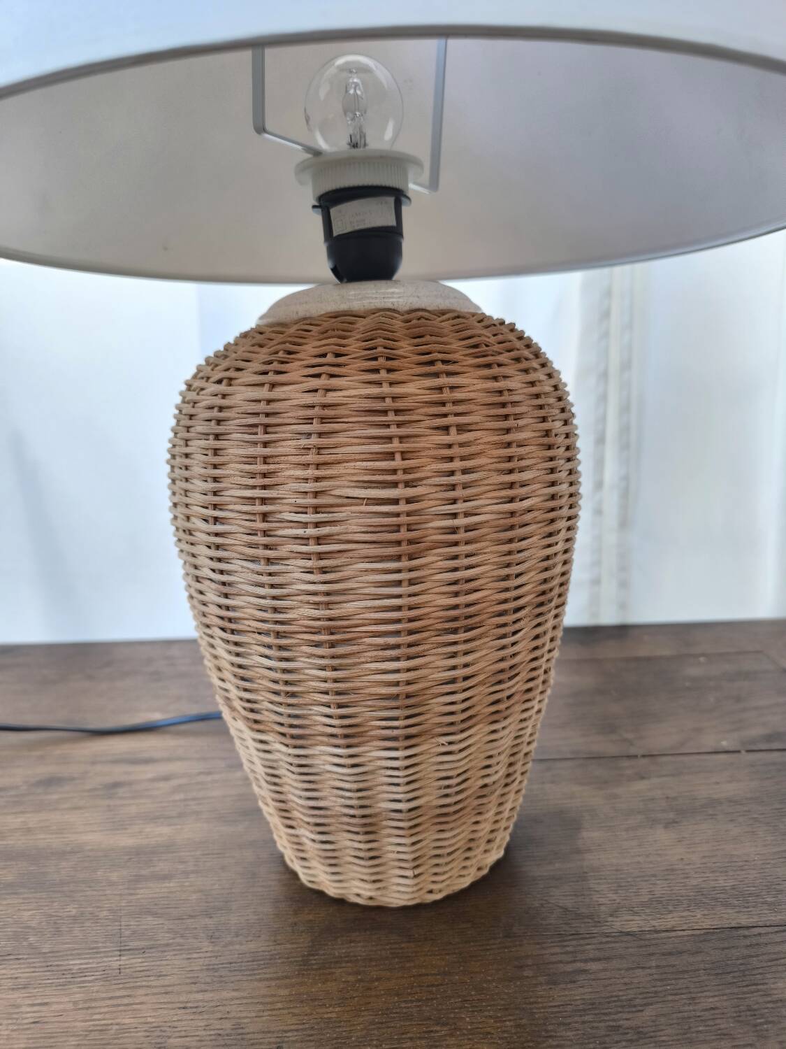 Wicker table lamp