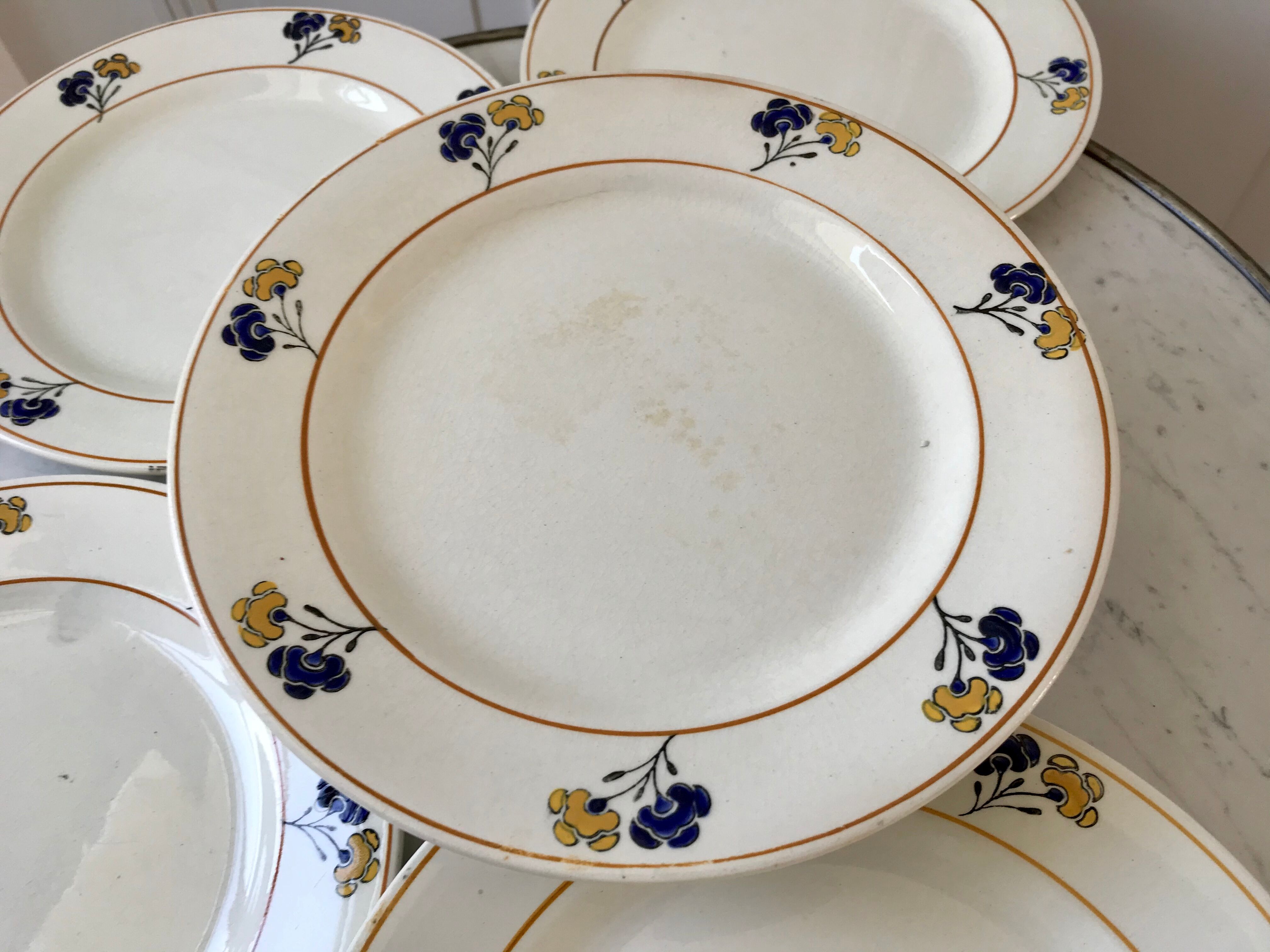 Lot de 7 assiettes plates Terre de Fer modèle "Romeo" début XXème