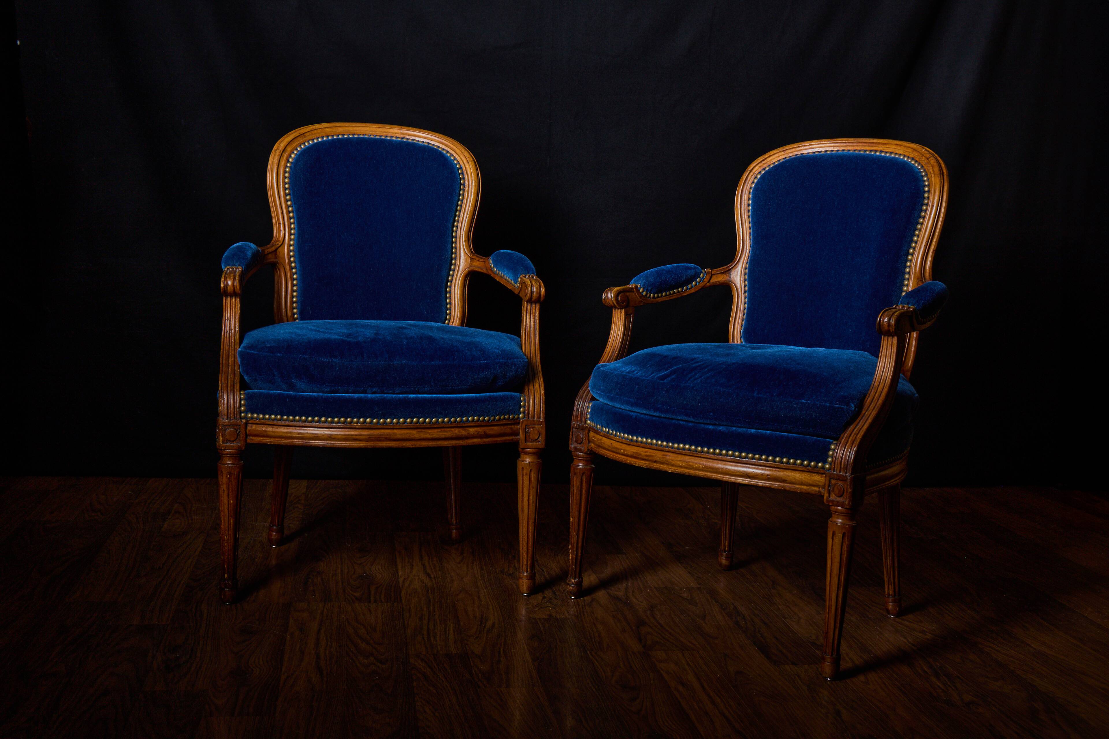 Paire de fauteuils de style Louis XVI rénovés en velours bleu