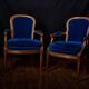 Paire de fauteuils de style Louis XVI rénovés en velours bleu