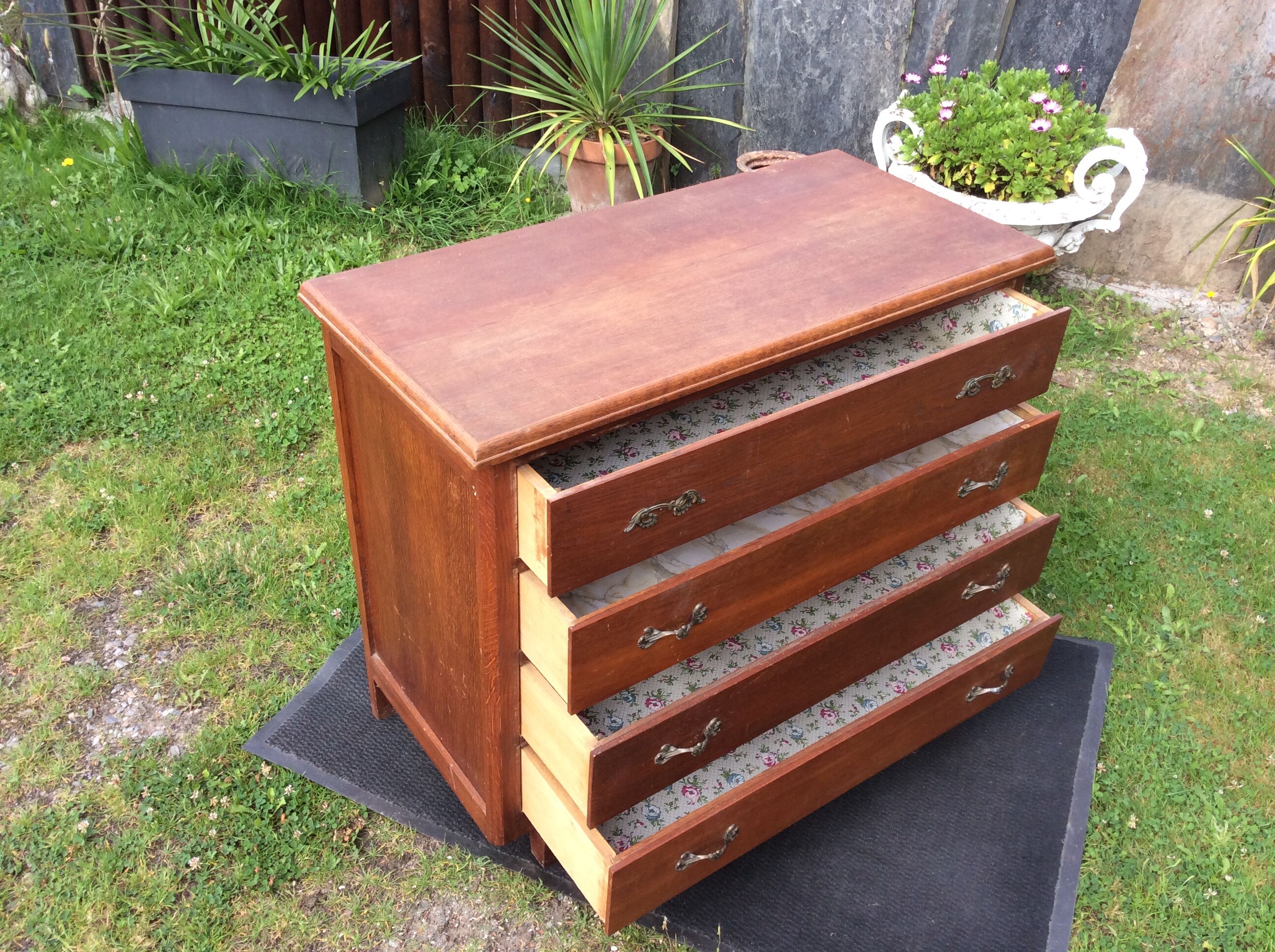 Vintage chest of drawers with compass feet in oak.