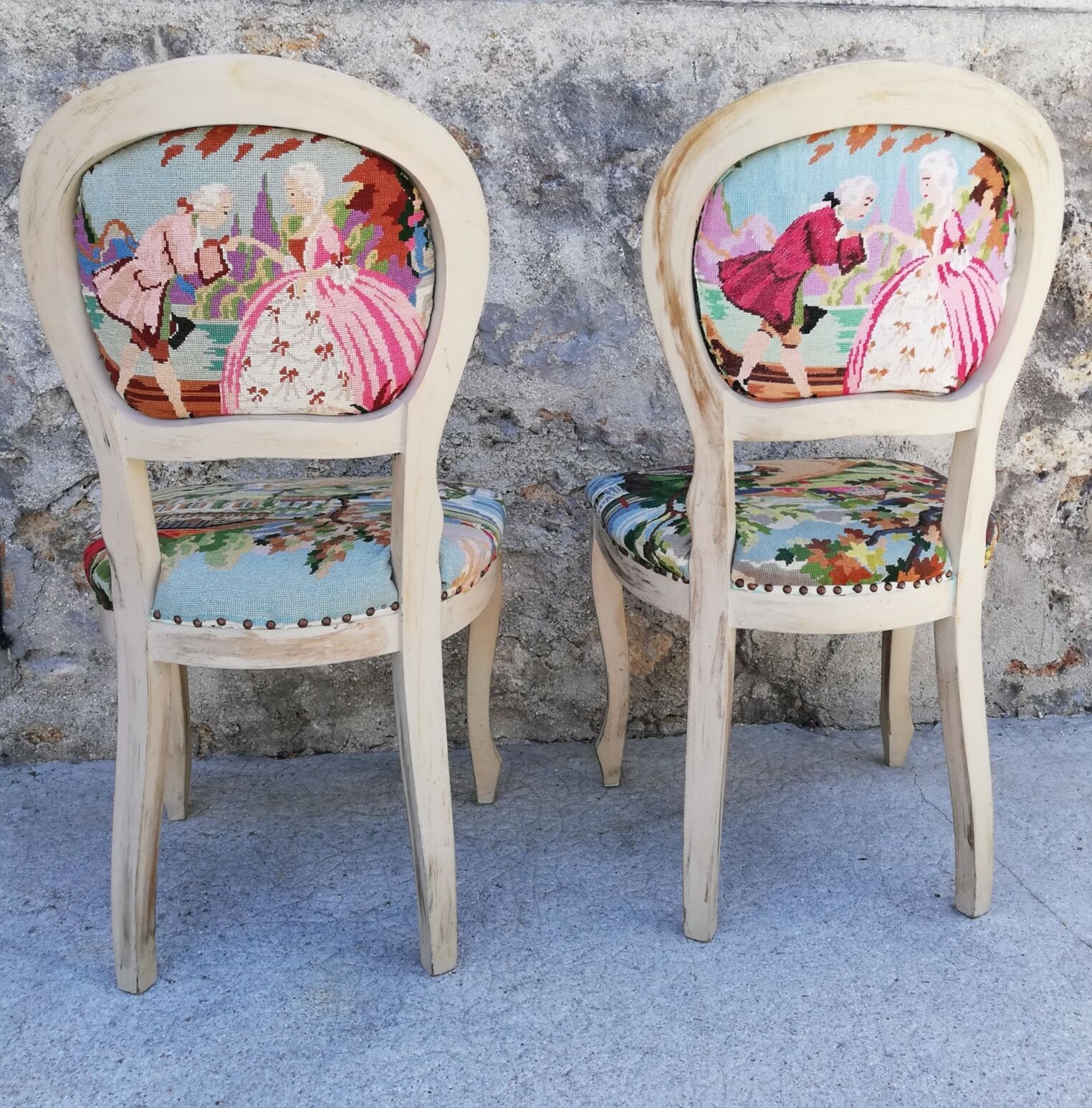 Duo of chairs medallions