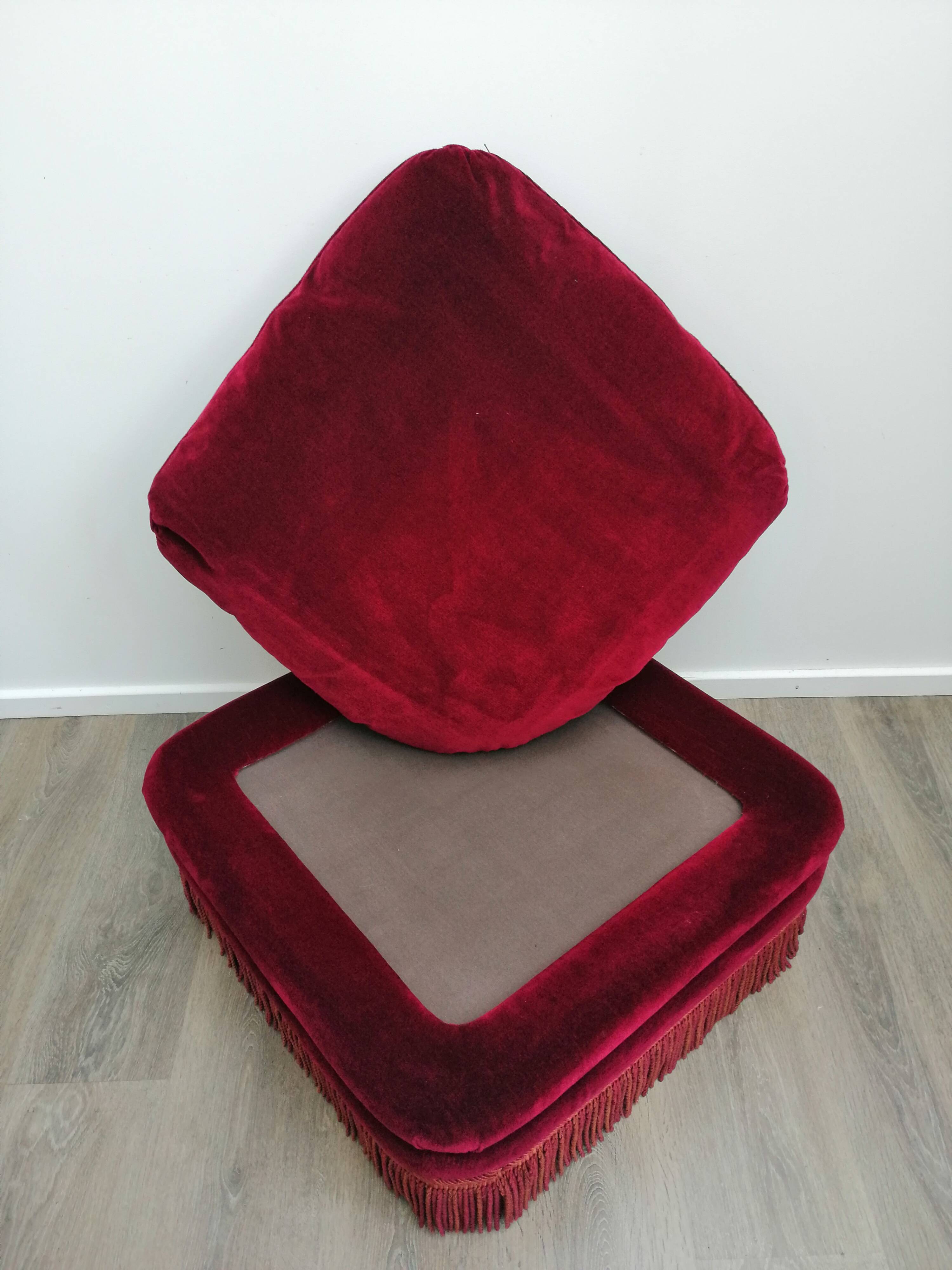 Raspberry red pouf