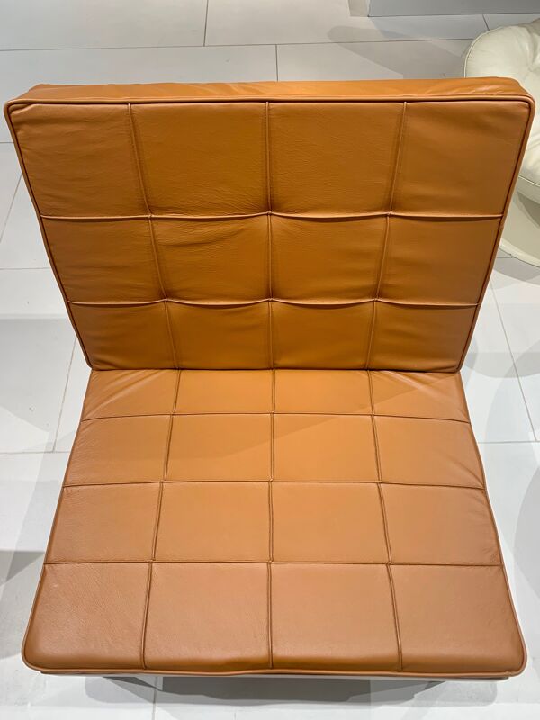 Paire de chauffeuses en cuir camel par Florence Knoll