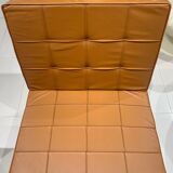 Paire de chauffeuses en cuir camel par Florence Knoll