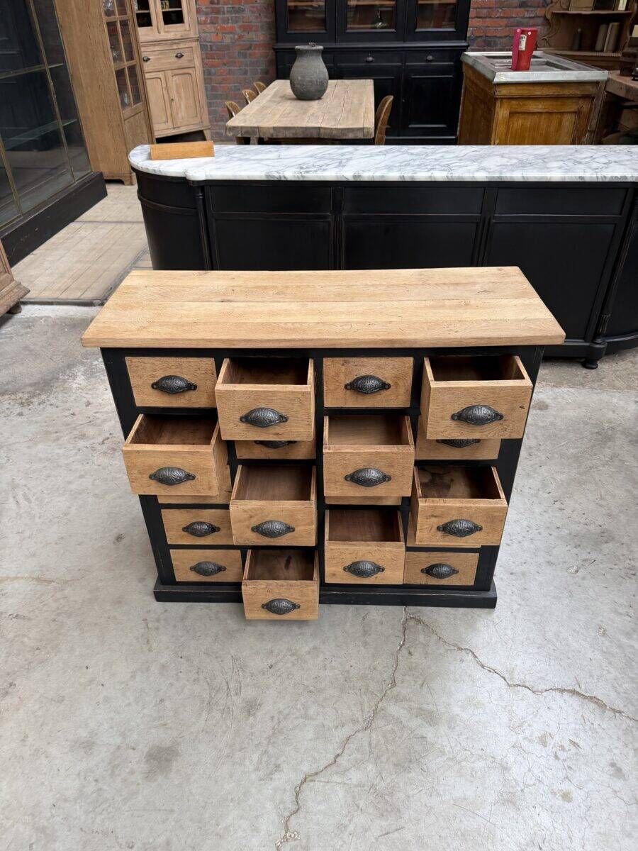 Workshop furniture with 20 drawers