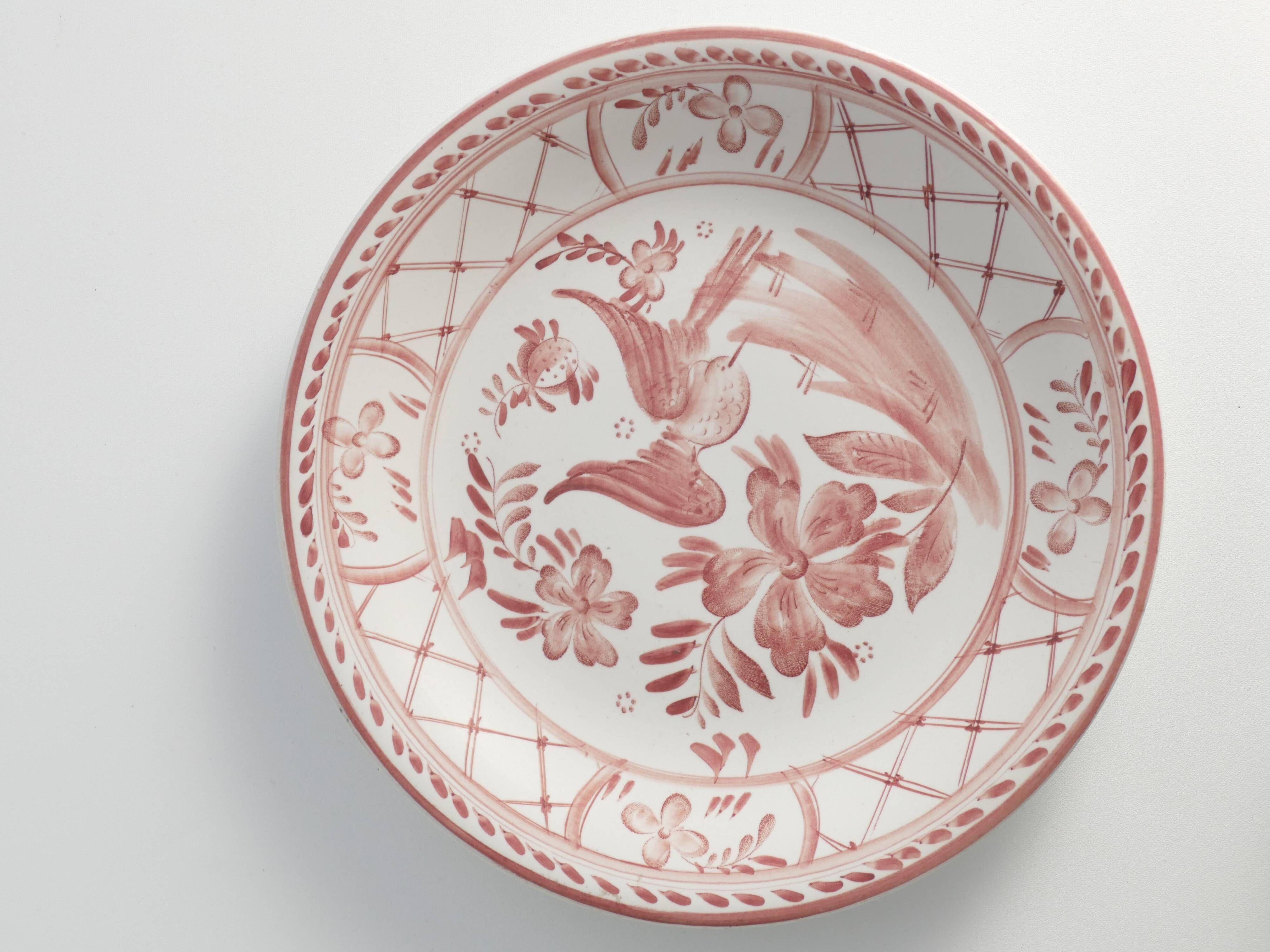 Plat en art populaire avec motif floral rouge par Ilse Claesson pour Rörstrand, Suède 1930
