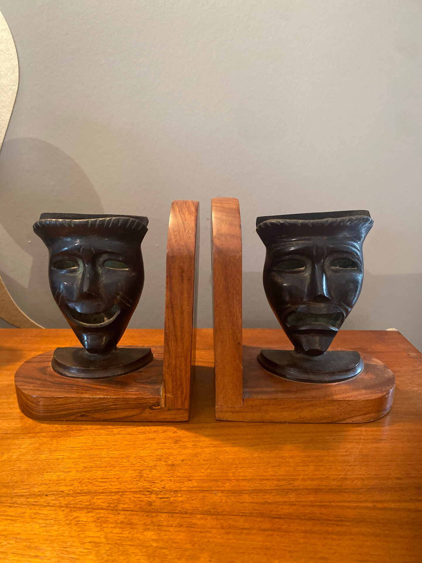 Paire de serres livres masques en bronze