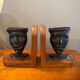 Paire de serres livres masques en bronze