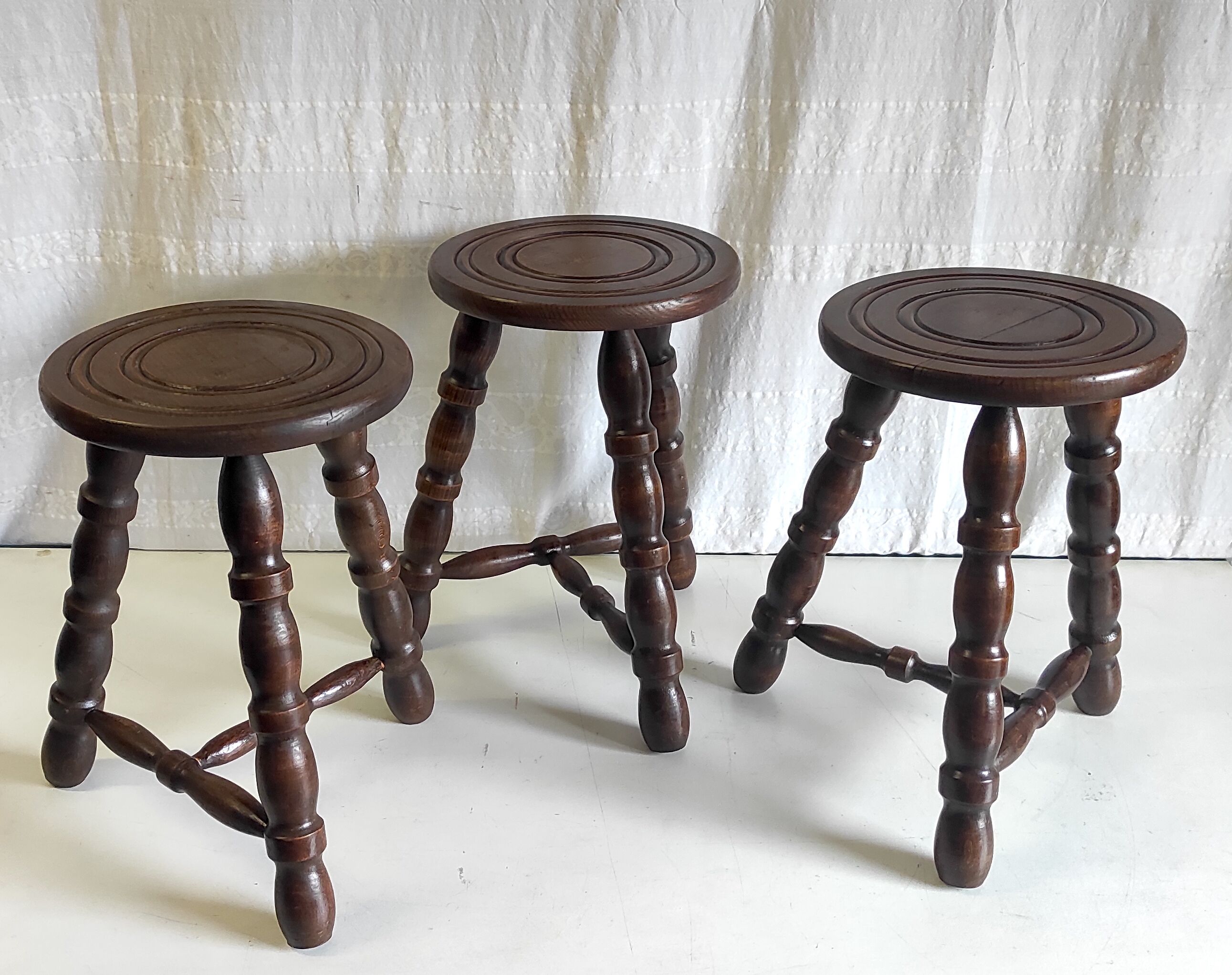 Tripod stool in turned solid wood – 80s/90s