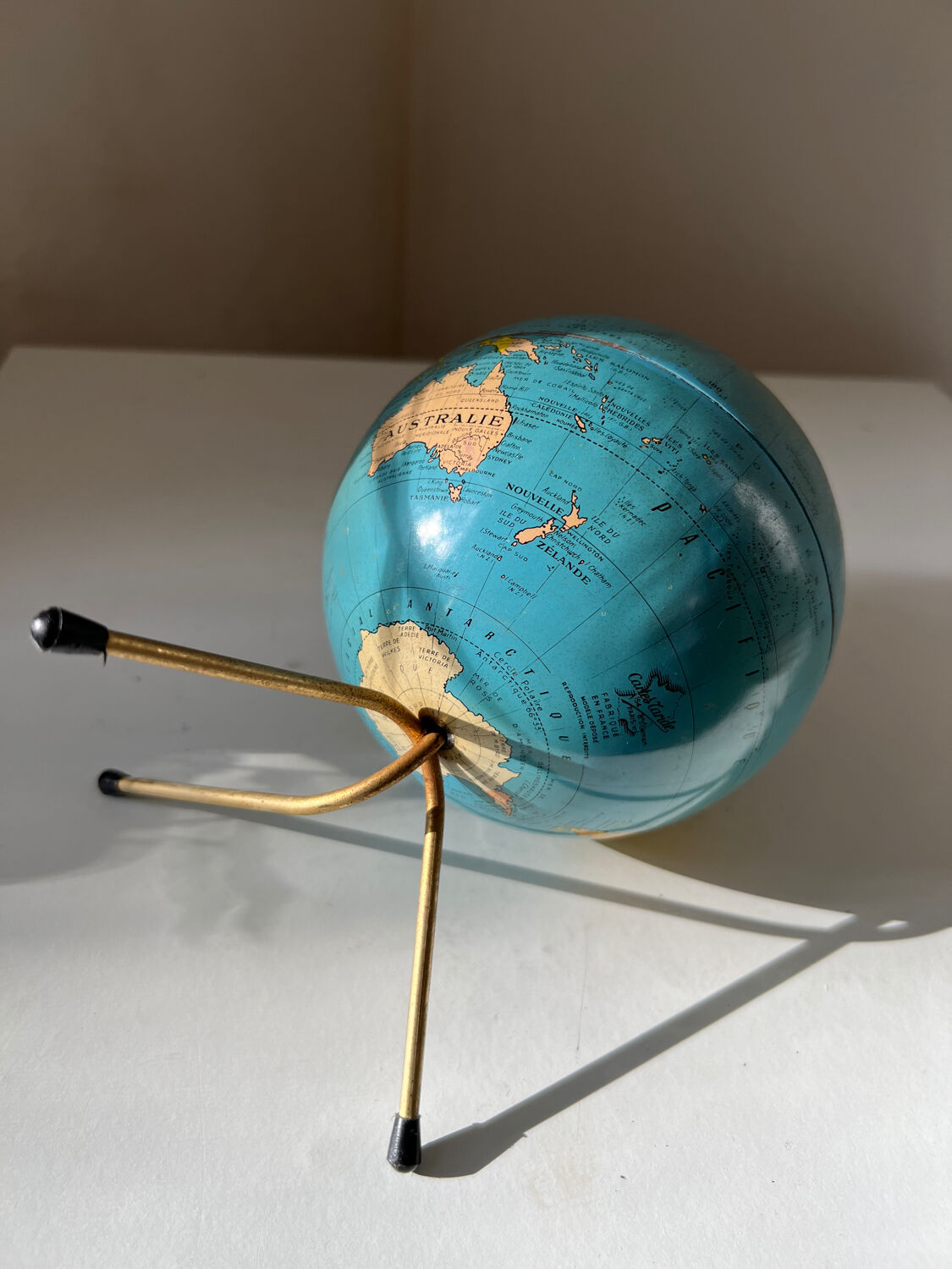 Globe terrestre mappemonde métal Cartes Tarides Paris vintage