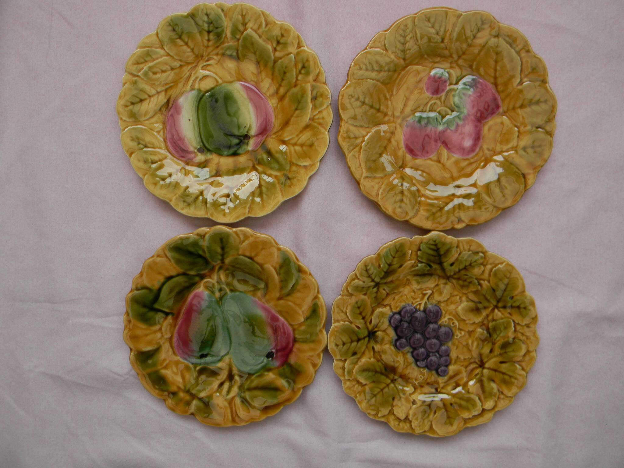 Set of 4 Sarreguemines majolica plates. Fruit decoration.