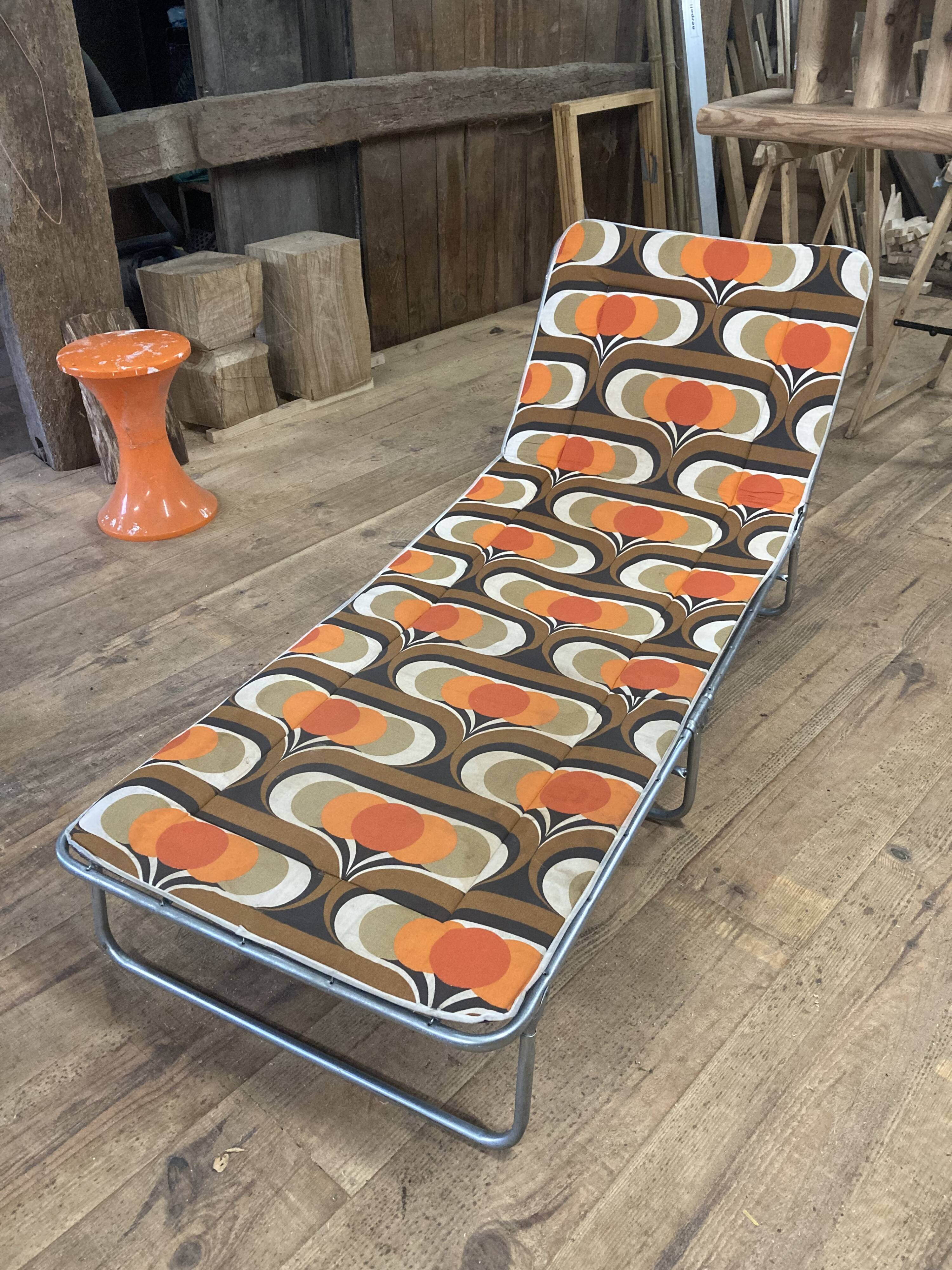 1970 orange pattern / chaise longue / vintage camp bed in metal and fabric