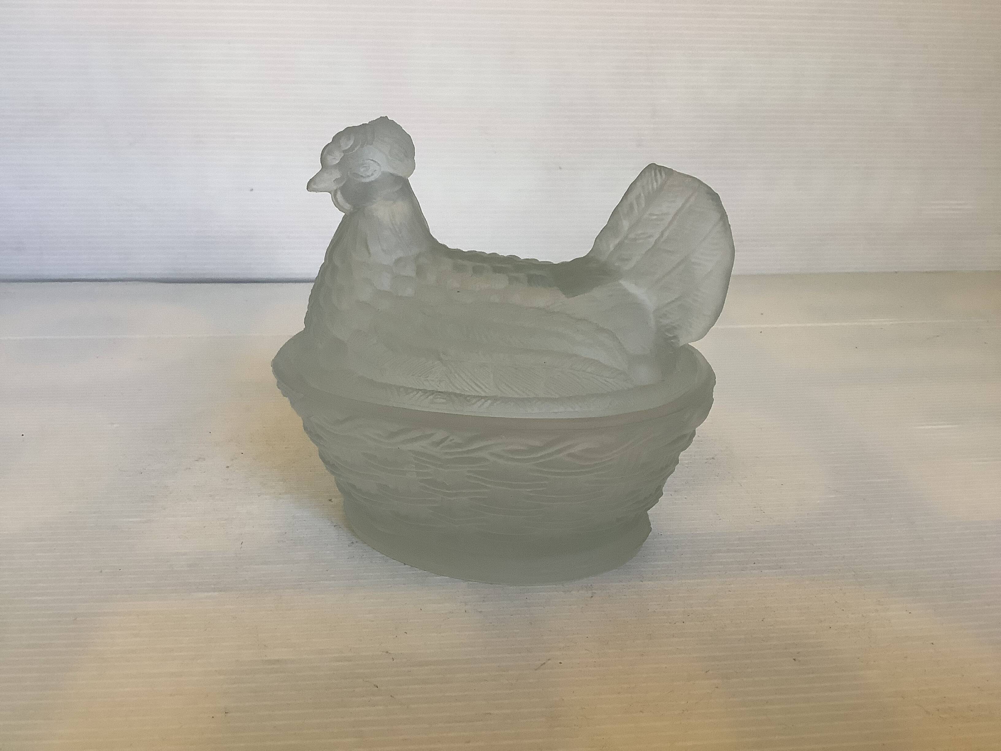 Chicken-shaped candy box