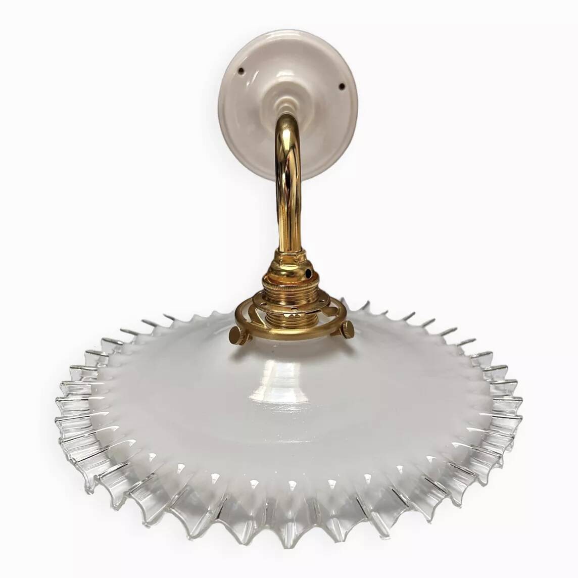 Applique murale vintage en opaline blanche