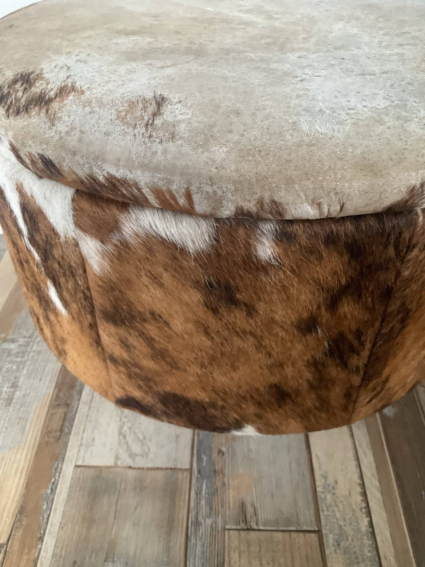 Tripod storage pouffe in wood and cowhide from the 60s-70s.