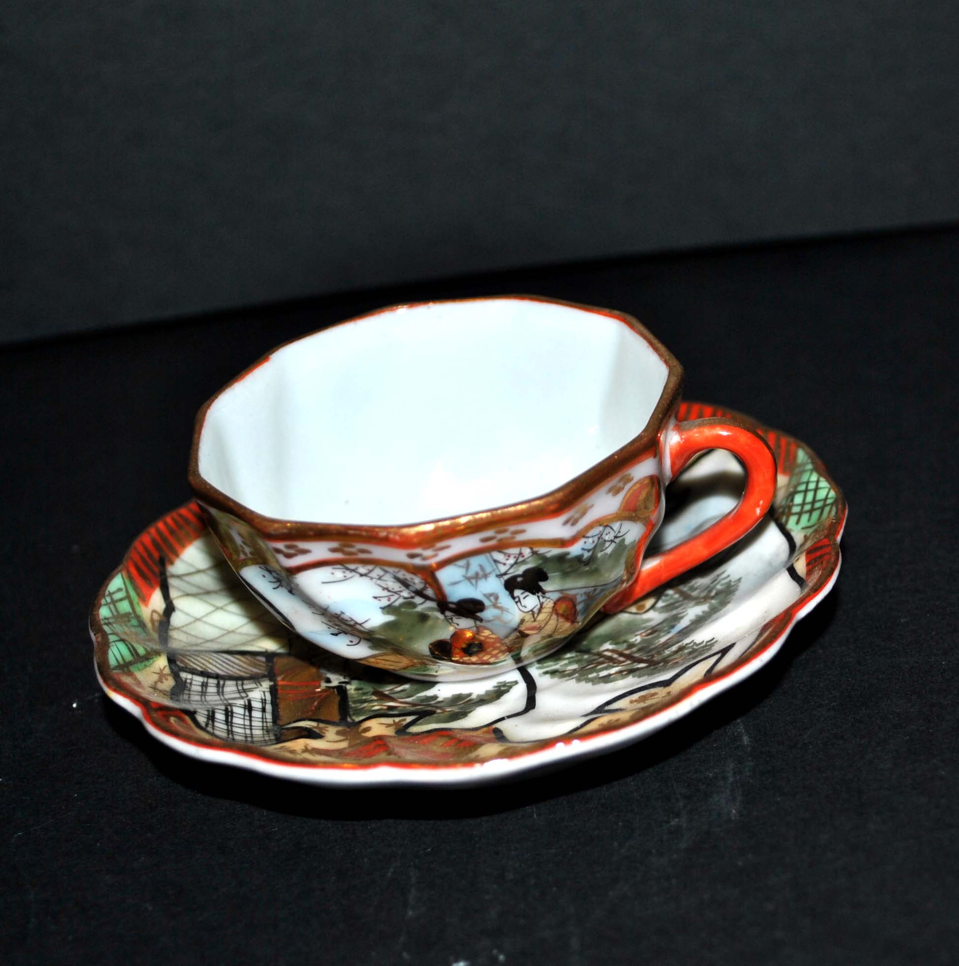Polylobed Japanese porcelain cup - hand-painted geisha décor